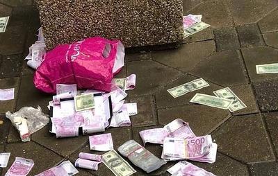 Москвич в своем районе устроил дождь из денег