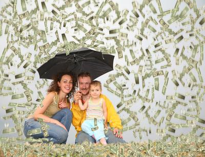 В Чехии прошел денежный дождь: местный бизнесмен разбрасывал деньги с  вертолета