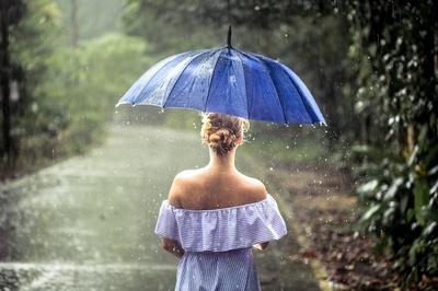 Девушка с зонтом под дождем | Премиум Фото