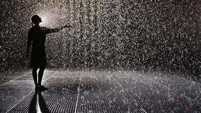 Девушка идет на дождь лета в городе Стоковое Фото - изображение  насчитывающей напольно, подросток: 51963948