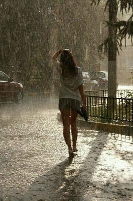 Улица, девушка, дождь, смотрит сквозь…» — создано в Шедевруме