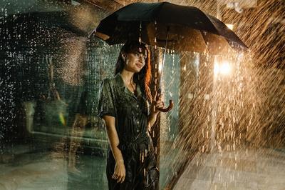 Девушка с зонтом под дождем | Премиум Фото