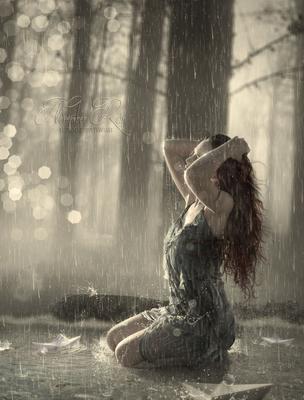 Девушка под дождем в лесу - 82 фото