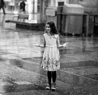 Девушка Под Дождь — стоковые фотографии и другие картинки Зонт - Зонт, Дождь,  Зелёный цвет - iStock