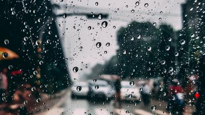 Обои стекло, капли, дождь, влага, размытость, город картинки на рабочий стол,  фото скачать бесплатно