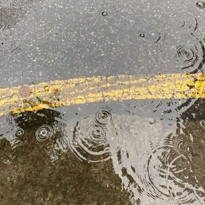 Женщина под зонтом, сильный дождь, …» — создано в Шедевруме