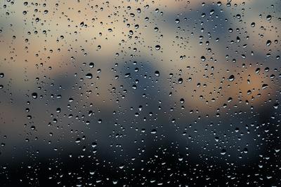 Дождь, разбрызгивая стекло, вызывает красивые капли дождя. | Премиум Фото
