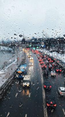 Особенности вождения в сильный дождь, и когда лучше остановиться на  обочине? - Delfi RU