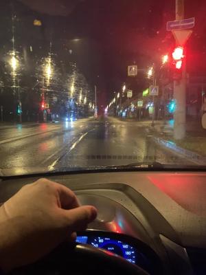 Наблюдать за дождем из окна машины | Фотография дождя, Дождь, Фоновые  рисунки