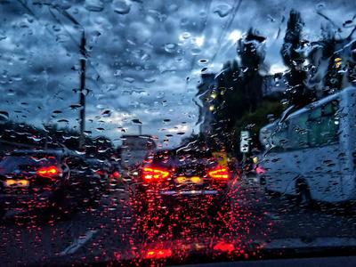 Дождь в машине, дожди пролетают через открытое окно Стоковое Фото -  изображение насчитывающей автомобили, запачканный: 165571260