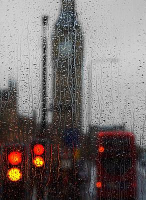 Дождь и улицы в Лондоне во время ночи с черепками позади Редакционное  Изображение - изображение насчитывающей вечер, аллигатора: 148728055