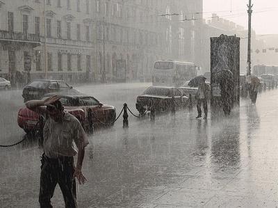 На Москву обрушился мощный ливень: посмотрите, как затопило улицы | РБК Life