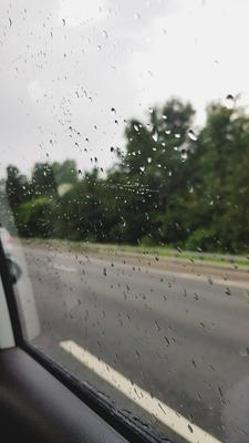 Дождь за окном машины фото