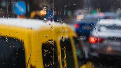 крупным планом выстрел из окна пробки с каплями дождя, капли воды на  стекле, вид и дождь, движение в сезон дождей фон картинки и Фото для  бесплатной загрузки