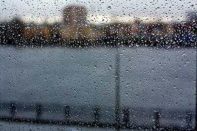 Дождь в улице и силуэте стоковое фото. изображение насчитывающей влажно -  80806246