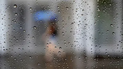 Дождь над Бангкоком: Из фокуса городской пейзаж за стеклом окна с дождем  падает Стоковое Фото - изображение насчитывающей вечер, среда: 120176208