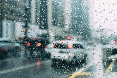 Дождь на заднем окне автомобиля осенью В рамках представления дороги с  движущимися машинами в городе через окно из машины Стоковое Фото -  изображение насчитывающей пятна, цвет: 199205140