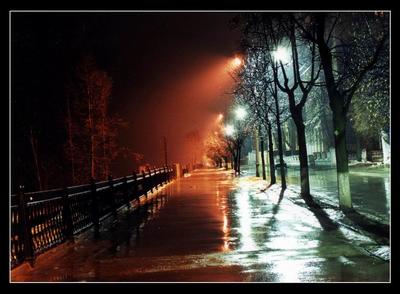 Одинокая Машина Ночью После Дождя — стоковые фотографии и другие картинки  Дождь - Дождь, Ночь, Дорога - iStock