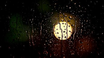 Уличные фонари и капли дождя на окне ночью | Премиум Фото