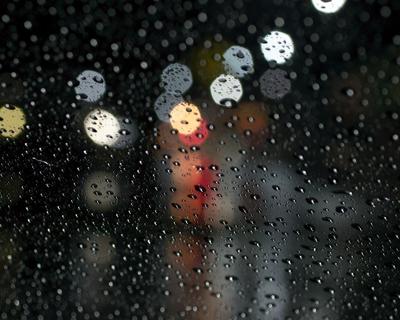 Капли дождя стекают по стеклу за …» — создано в Шедевруме