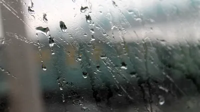 Дождь за окном на фоне заката Дождь падает на стекло во время дождя Закат за  окном во время дождя Яркая текстура Стоковое Фото - изображение  насчитывающей свет, стекло: 165586804