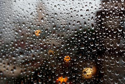 Капли дождя на лобовом стекле автомобиля · Бесплатные стоковые фото