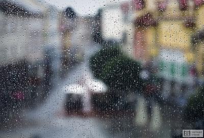 Капли дождя на стекло стоковое фото ©ekina1 82814048