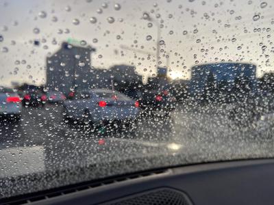 Фото капли дождя на стекле