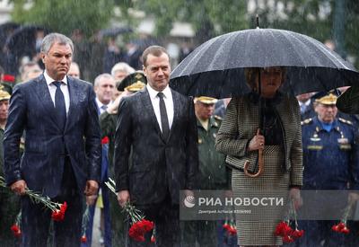 Медведев и Янукович под дождем и градом возложили цветы к памятникам  Голодомору и неизвестному солдату. ФОТОрепортаж. « Фото | Мобильная версия  | Цензор.НЕТ