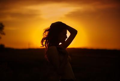 Фотография женщины, стоящей на берегу моря на рассвете · Бесплатные  стоковые фото