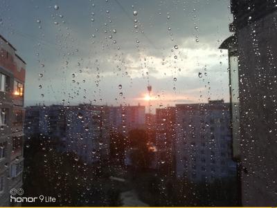 наблюдение за дождем из окна Стоковое Фото - изображение насчитывающей  вода, окно: 222950488