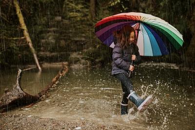 Скачать обои девушка, капли, зонт, Санкт-Петербург, Осенний дождь, раздел  город в разрешении 2048x1452
