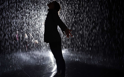 Мокрые под дождем парень и девушка…» — создано в Шедевруме