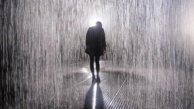 Счастливый парень восхищая дождь снаружи Стоковое Изображение - изображение  насчитывающей затишье, ливень: 122515739
