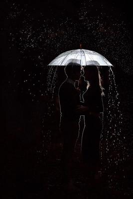 Фото пары под дождем