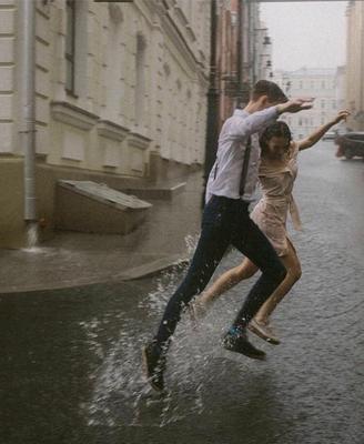Пара под дождем | Couple in rain, Running in the rain, Best romance novels
