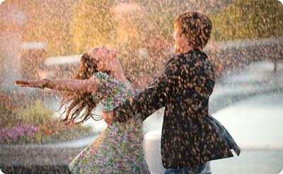 Фото Влюбленная пара с горячим кофе стоит под дождем, парень держит зонтик  над девушкой, by Pascal Campion