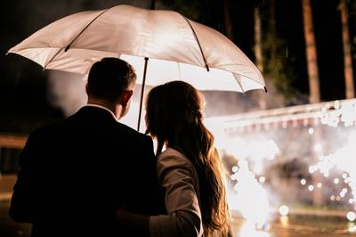 Страстные объятия пары под дождем» — создано в Шедевруме