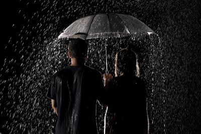 Романтическое изображение пары под дождем | Влюбленных под дождем Фото  №1363628 скачать