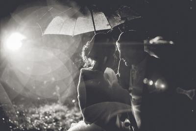 Пара влюбленных стоит под дождём под зонтом - обои на рабочий стол