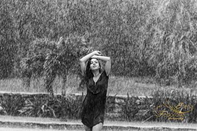 Фото под дождем в черно-белом стиле.
