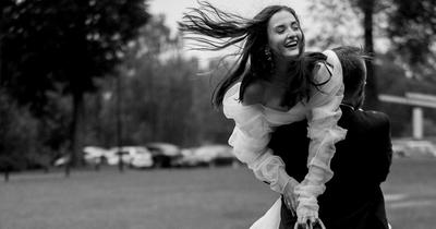 Молодая Девушка Веселится Под Дождем Радостный Дождь Концепции — стоковые  фотографии и другие картинки Вертикальный - iStock