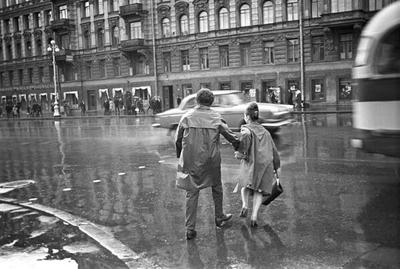 Девушка с зонтом под дождем среди …» — создано в Шедевруме