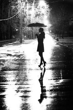 Девушка под дождем с зонтиком, Осенняя дождливая погода Векторное  изображение ©robuart 348086364
