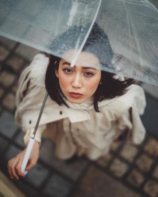 Как необычно сфотографироваться под дождем с зонтиком - 20 идей
