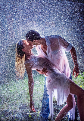 Романтическое изображение пары под дождем | Влюбленных под дождем Фото  №1363628 скачать