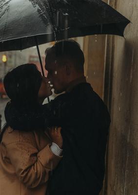 Молодые пары через улицу в дождь Стоковое Изображение - изображение  насчитывающей любовники, бобра: 201853917