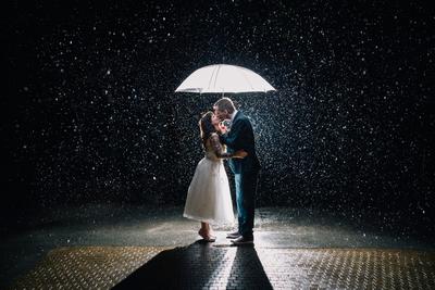 Пара обнимающихся и целующихся под дождем, на открытом воздухе стоковое  фото ©g_studio 63511559