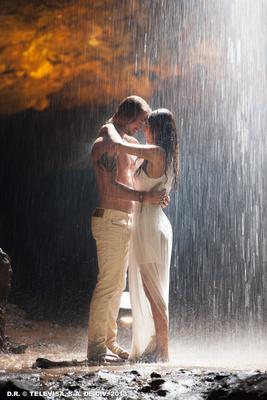 Пара влюбленных под дождем 6а мосту…» — создано в Шедевруме