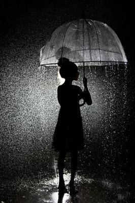 женщина сидит на скамейке под дождем, грустные черно белые картинки,  грустный, черный фон картинки и Фото для бесплатной загрузки